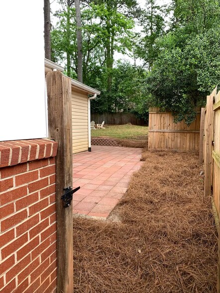 Building Photo - 864 Shadowridge Dr SE
