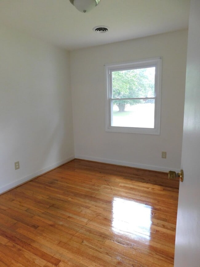 Building Photo - Brick Ranch in Oxford Heights Subdivision