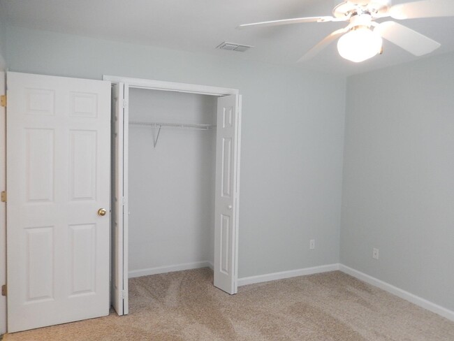 Building Photo - 1858 Vineland Ln