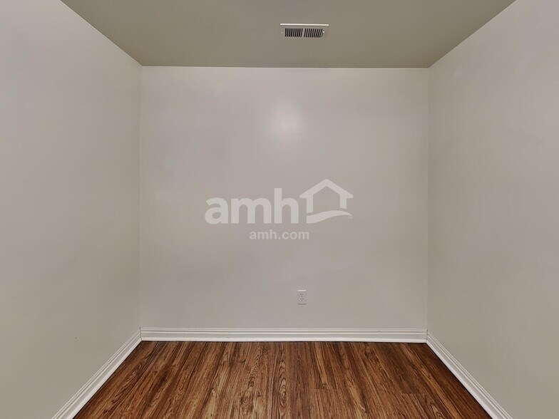 Building Photo - 385 Pommel Dr
