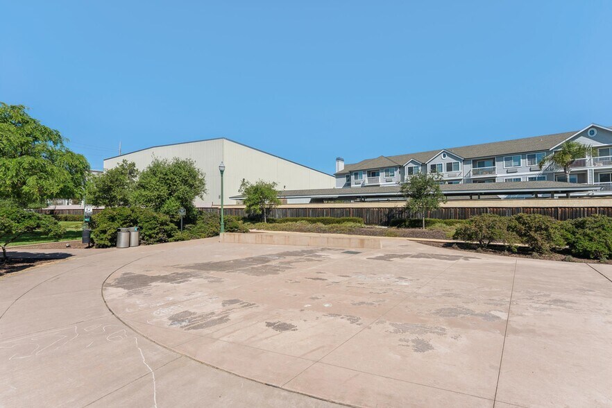 Building Photo - 489 Diller St