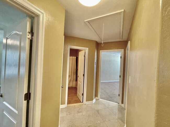 Building Photo - Beautiful large Castleton home