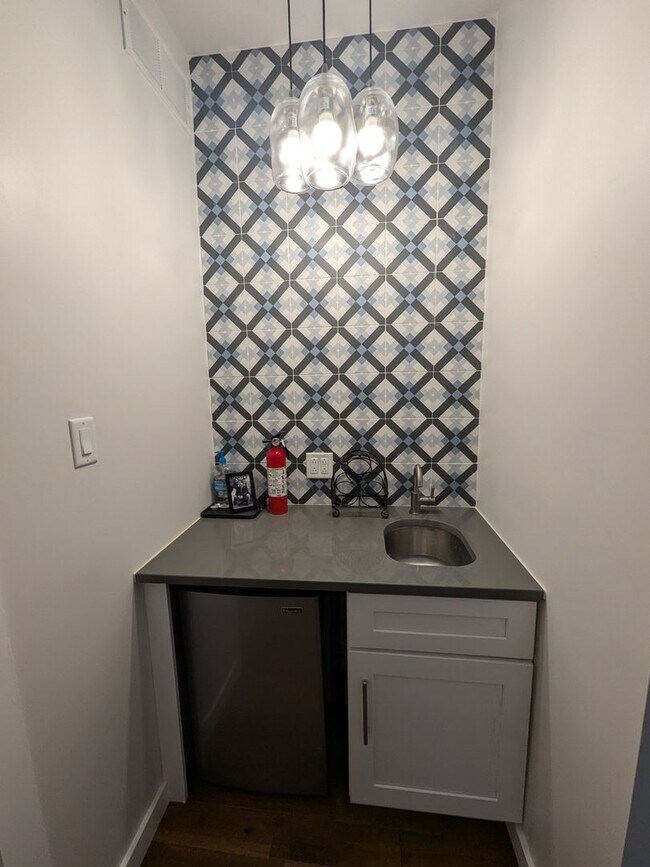 Building Photo - Stunning Home - Ludlow