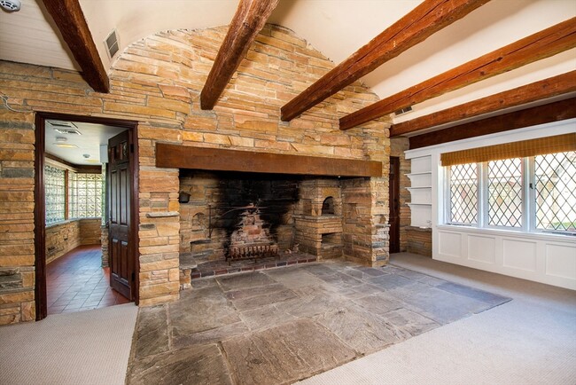 Building Photo - 19 Hobart Ln