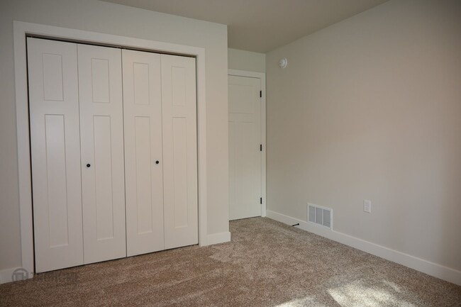 Building Photo - *RENT SPECIAL* Spacious 4 Bed, 2 Bath Sing...