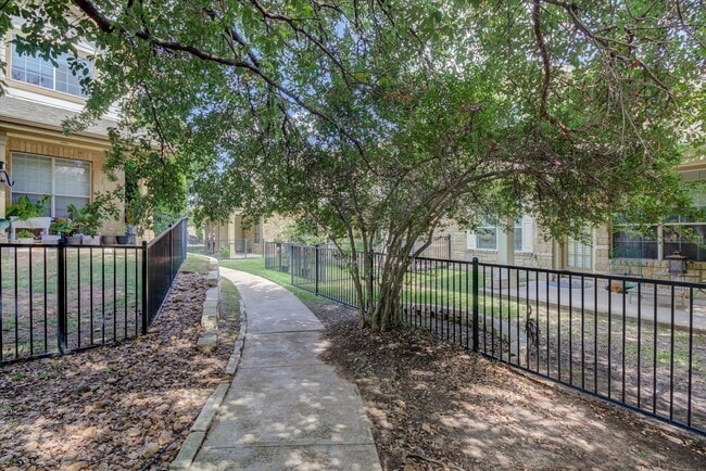 Building Photo - 16100 S Great Oaks Dr