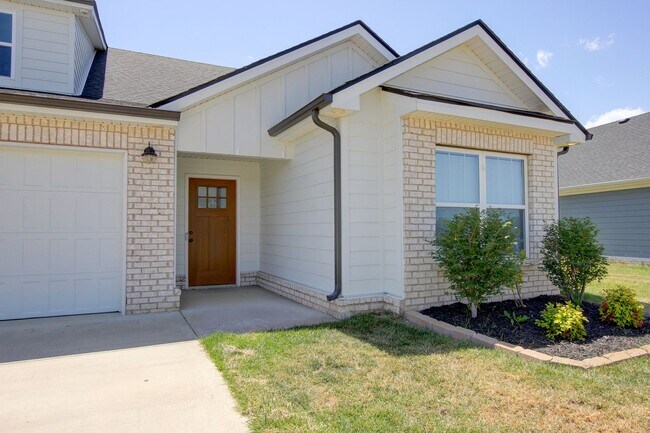 Building Photo - Fresh and Clean 3 bed/2 bath minutes from Exit 8.  Show Stopper!