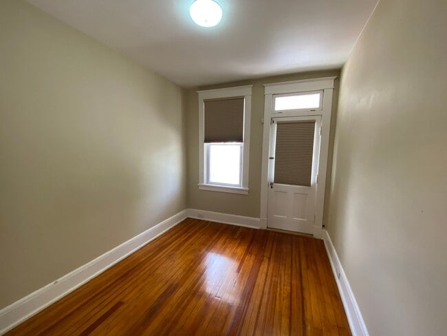 Building Photo - Charming 3 Bedroom/1.5 Bathroom Townhome i...