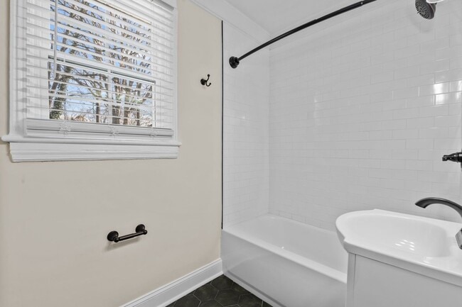 Building Photo - Spacious 1 Bedroom Duplex in Trinity Park,...