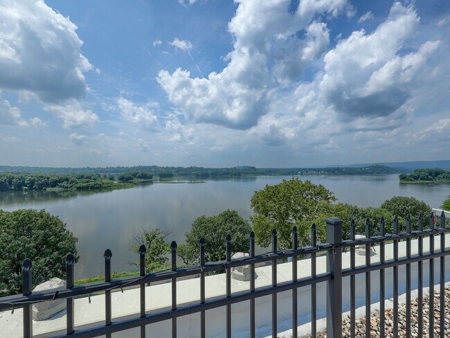 Building Photo - 1525 N Front St