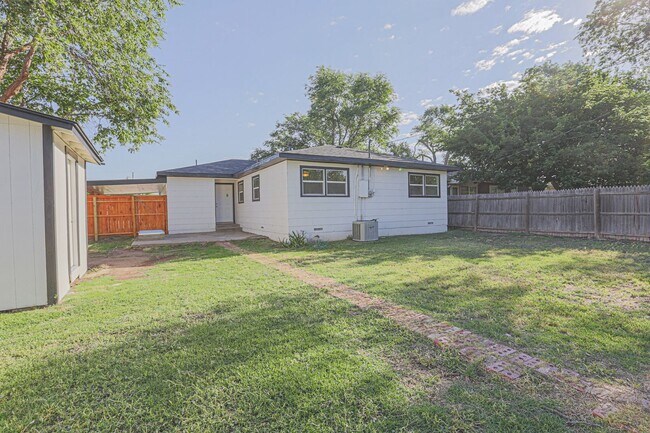 Building Photo - Pre Leasing for fall 2026! 4/2 in Medical District