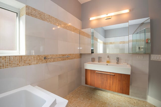 Building Photo - 1216 E Hyde Park Blvd