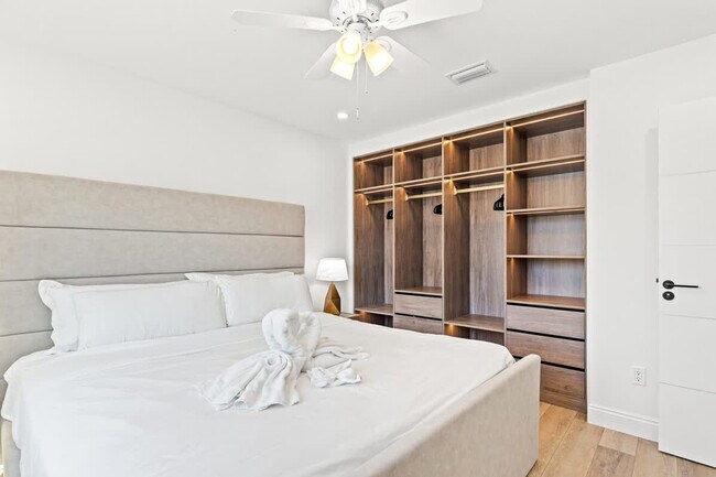 Building Photo - 8115 Thomas Dr