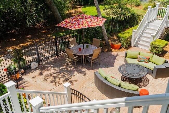 Building Photo - 16 Fairway Village Ln