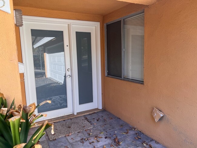 Building Photo - 5615 Oso Ave