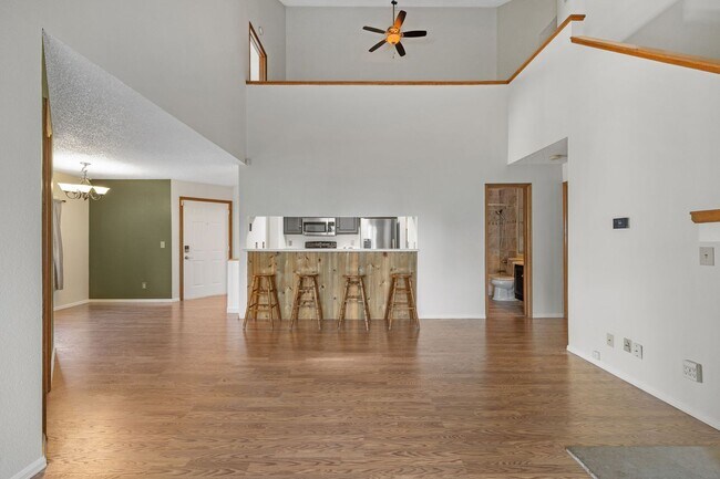 Building Photo - Spacious 3BR/3BA Condo w/ Loft & Vaulted Ceilings!