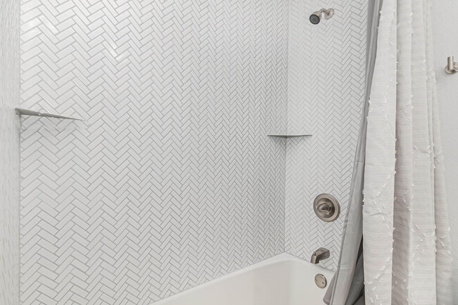 Building Photo - 320 Jamaica Dr