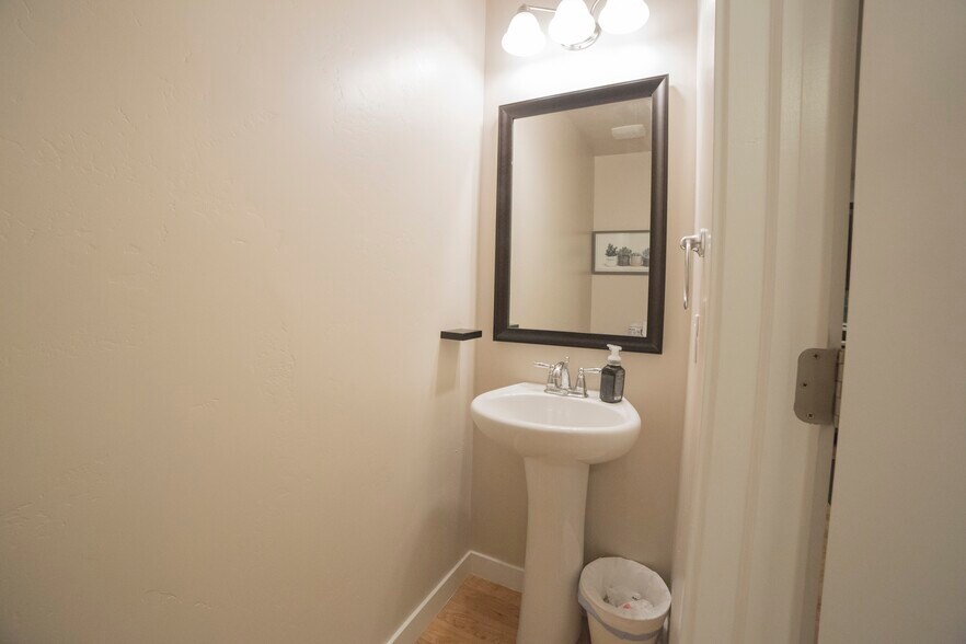 Building Photo - 2666 W Cottonwood Dr