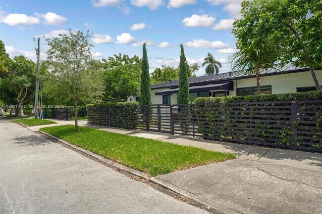 Primary Photo - 2484 SW 25th St