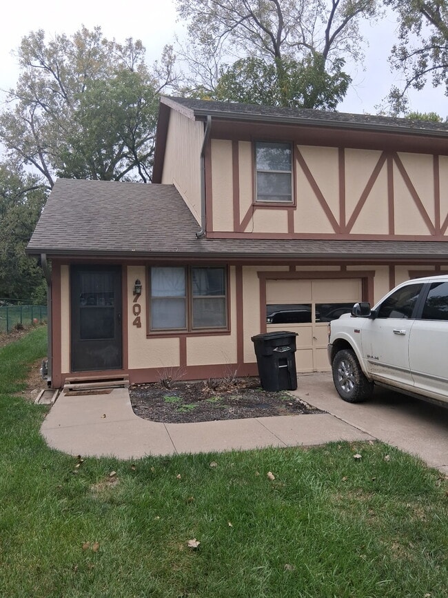 Building Photo - 704 S 40th St