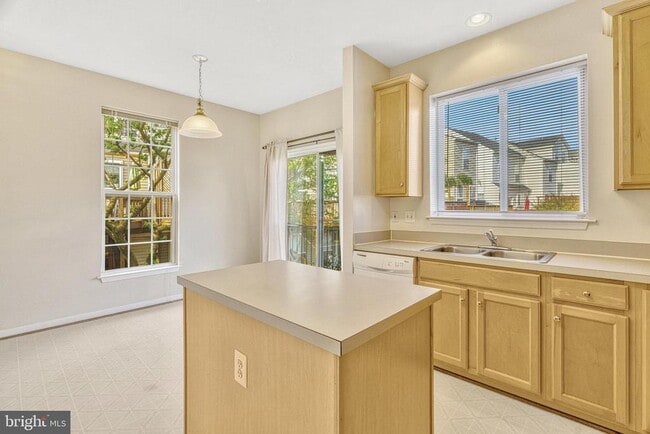Building Photo - 13051 Park Crescent Cir