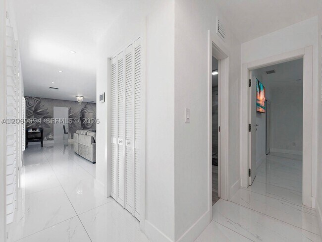 Building Photo - 6951 Miami Lakeway S