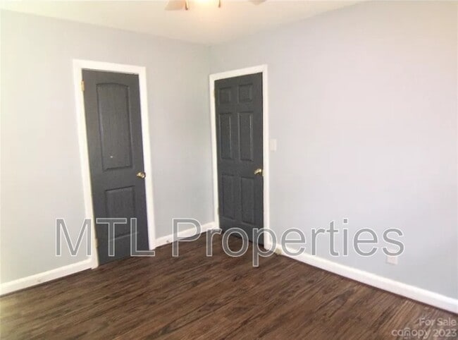 Building Photo - 1722 Kings Rd