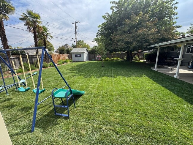 Building Photo - Gorgeous Updated 3 Bedroom in the heart of...