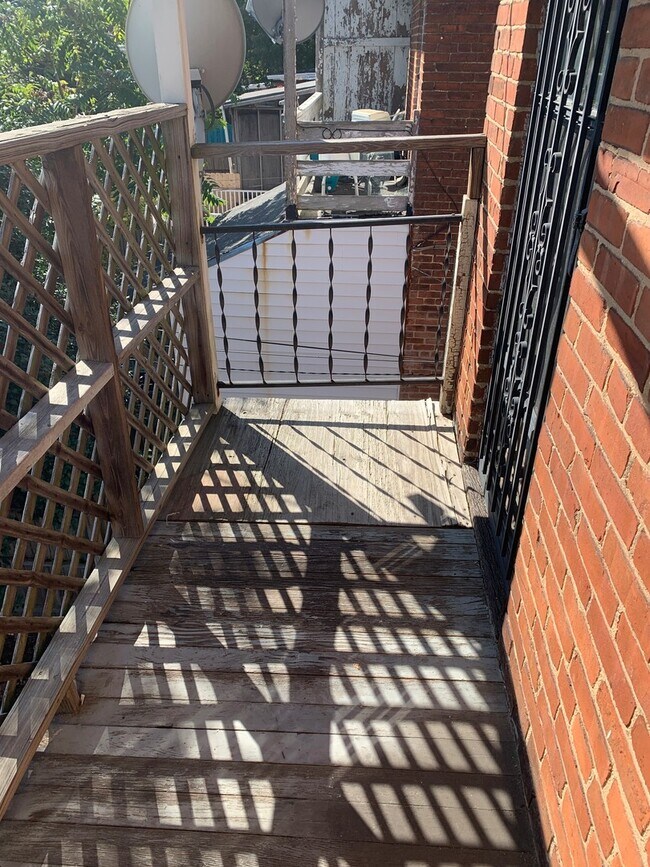 Building Photo - Spacious 4 Bedroom 1.5 Bath, 2 Car Garage-...