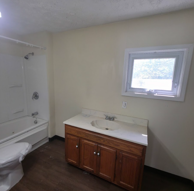 Building Photo - Single Family Home 2 beds 1 bath Available...