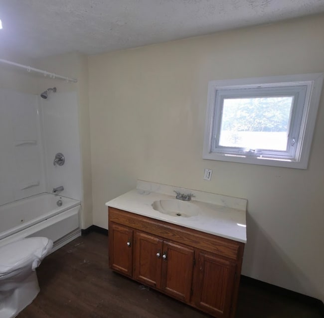 Building Photo - Single Family Home 2 beds 1 bath Available Now!