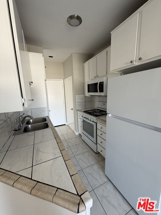 Building Photo - 18630 Burbank Blvd