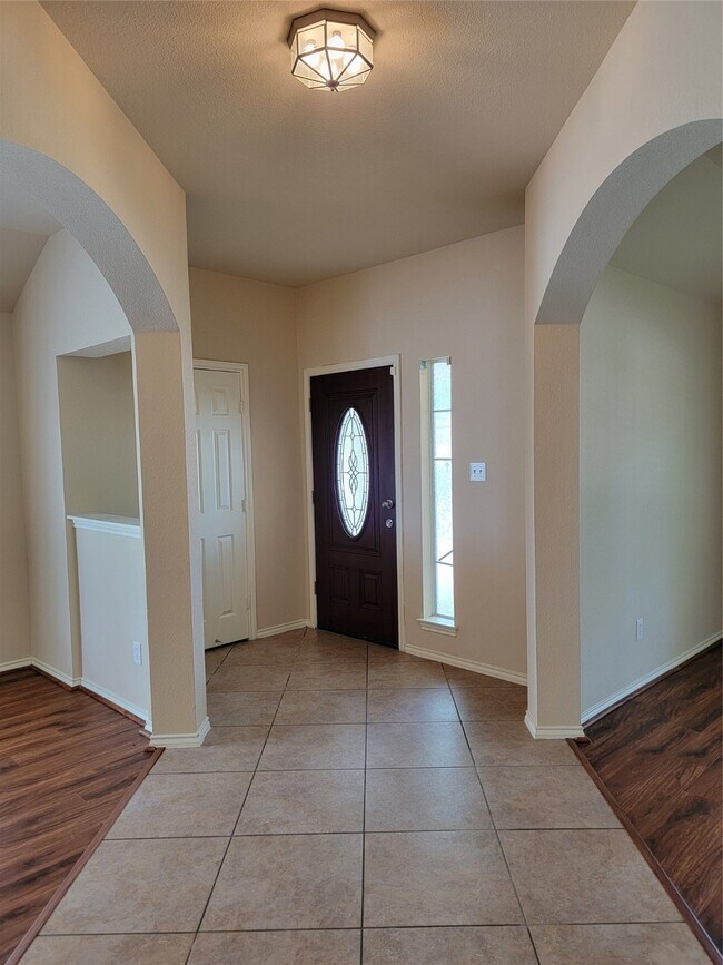 Building Photo - 2734 Troy Dr