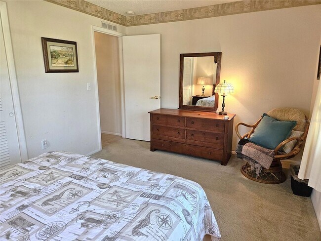 Building Photo - 492 E Shade Dr