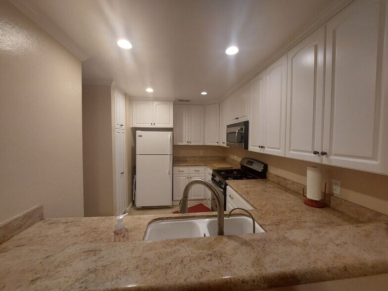 Building Photo - 927 S Downey Pl