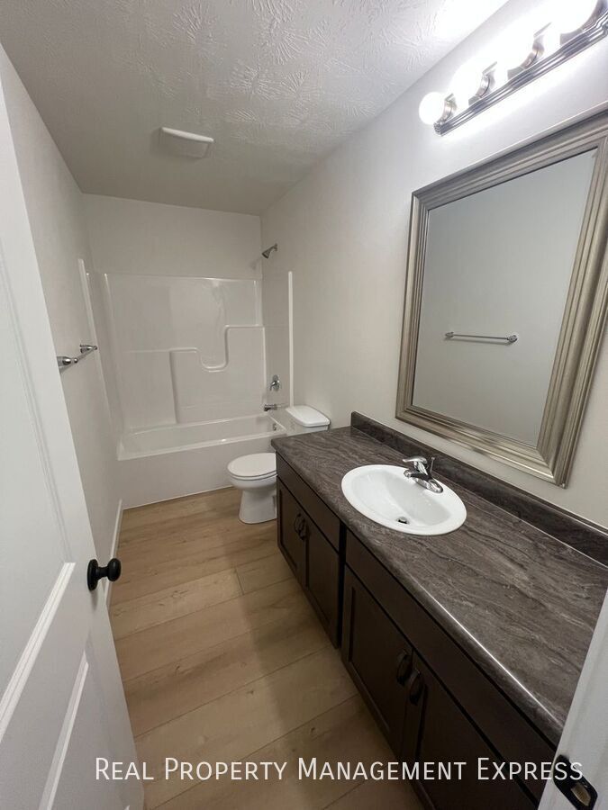 Building Photo - Stylish 1 Bed 1.5 Bath Townhome