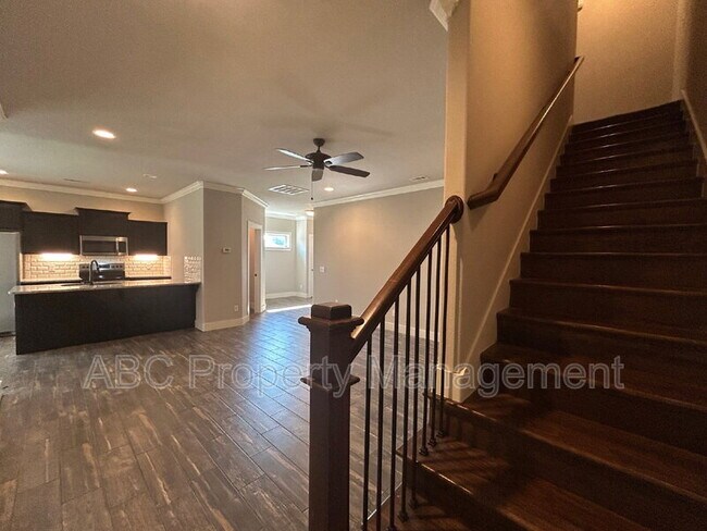 Building Photo - 3101 SW Warberry Ave