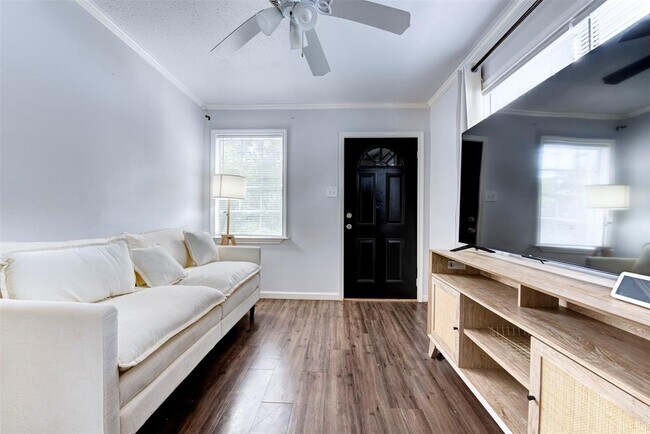 Primary Photo - 1211 Cabell St