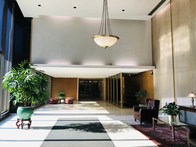 Huge lobby - 5701 N Sheridan Rd