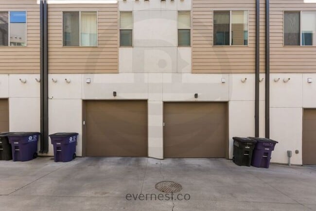 Building Photo - Beautiful Two Bedroom Townhome in Denver -...