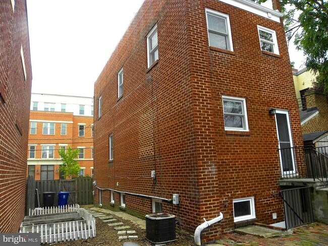 Building Photo - 123 S West St