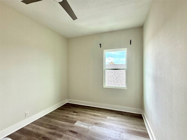 Building Photo - 805 10th St