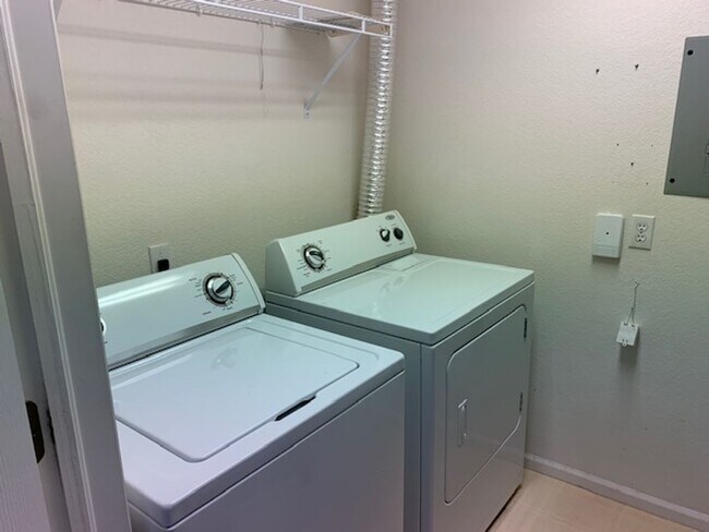 Building Photo - 2nd Floor 2-Bedroom Condo with Mountain Views in Southwest Longmont