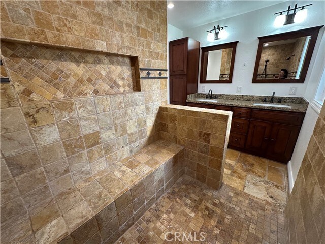 Building Photo - 9388 Valley View St