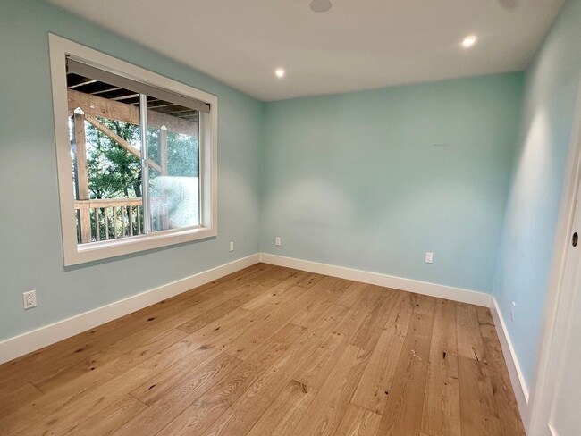 Building Photo - Fairfax Hillside Flat w/Valley Views