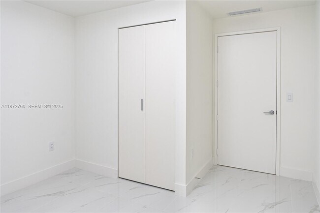 Building Photo - 700 NE 24th St