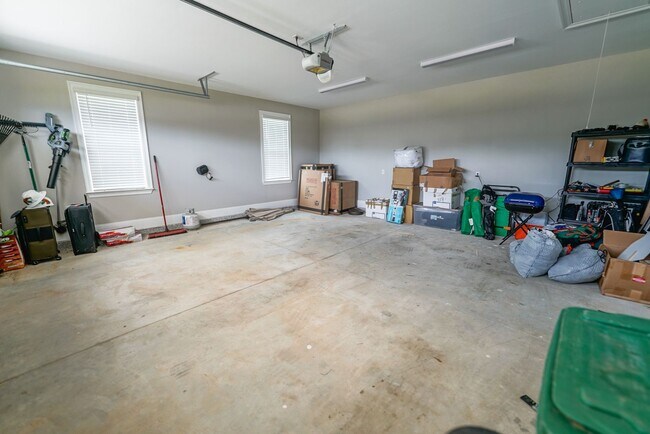 Building Photo - Available end of January in beautiful Summ...