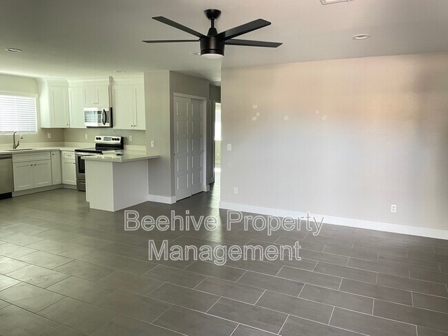 Building Photo - 4809 E Camino Cir