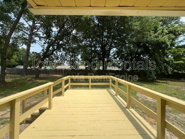 Building Photo - 1319 Camelot Dr
