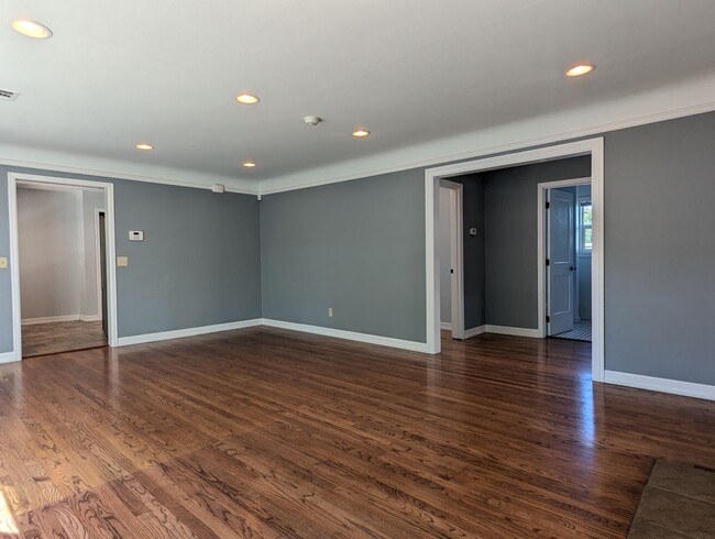 Building Photo - Beautiful 2 bedroom/1 bath home with solid surface flooring!